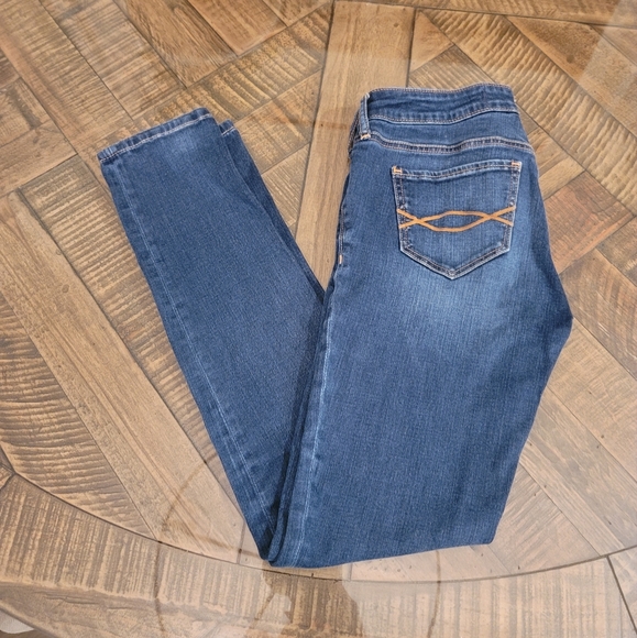 The A&F Jegging | Original Back Pocket Stitching | Size 2 | Dark Wash - Picture 5 of 8